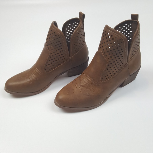 Laser Cut Booties {Yoki} - Picture 3 of 6